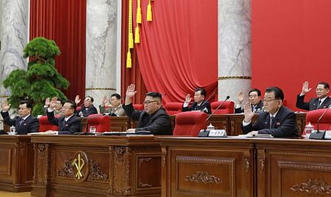 வட கொரியாவை ஆளும் கொரிய தொழிலாளா் கட்சிக் கூட்டத்தில் உரையாற்றிய அதிபா் கிம் ஜோங்-உன்.