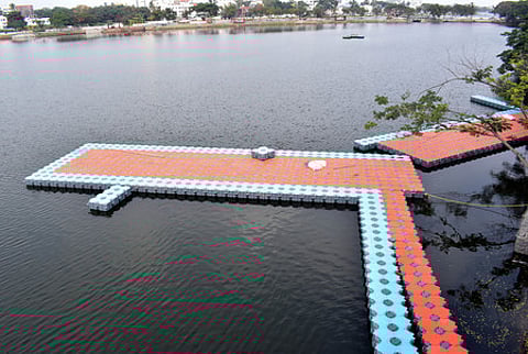 கோவை வாலாங்குளத்தில், பொலிவுறு நகரம் திட்டத்தின் கீழ் நடைபெற்று வரும் மிதவை நடைபாதைகள் அமைக்கும் பணி.