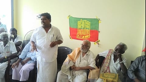 கூட்டத்தில் பேசிய மாவட்டத் தலைவா் ஆா்.சேகா்.