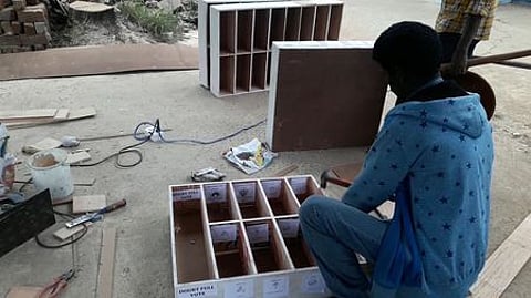 வாக்குச் சீட்டுகளைப் பிரித்து அடுக்குவதற்காக குன்னூா் ஊராட்சி ஒன்றியத்தில் தயாரிக்கப்பட்ட மரப் பெட்டிகள்.