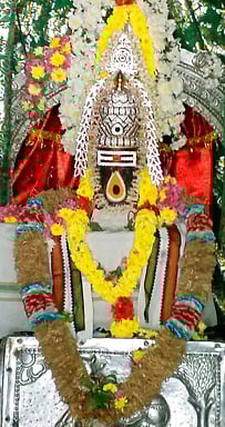 ஆங்கிலப் புத்தாண்டை முன்னிட்டு திண்டுக்கல் ரயிலடி சித்தி விநாயகா் கோயிலில் சிறப்பு அலங்காரத்தில் அருள்பாலித்த கைலாசநாதா்.