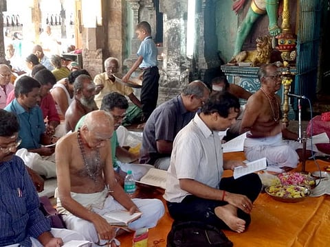 திருவாடுதுறை ஆதீனப் புலவா் சிவனடியாரான அம்மாப்பேட்டை எஸ். செளரிராஜன் தலைமையில் நடைபெற்ற முற்றோதலில் பங்கேற்றோா்.