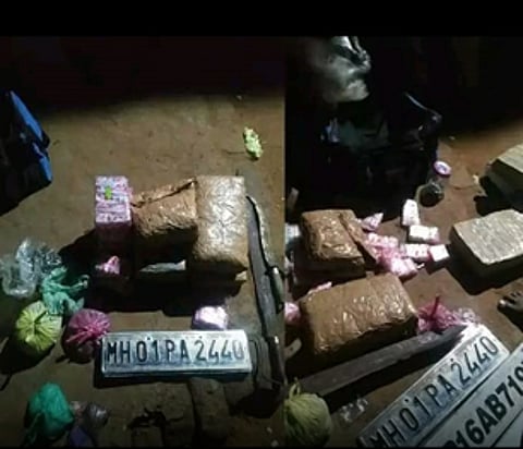 சாயல்குடி அருகே கடுகுசந்தை சத்திரத்தில் புதன்கிழமை கைப்பற்றப்பட்ட கஞ்சா பொட்டலங்கள், கத்திகள், வெளி மாநில காா் நம்பா் பிளேட்டுகள்.