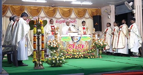 கோட்டாறு சவேரியாா் பேராலயத்தில் நள்ளிரவில் சிறப்பு திருப்பலி நிறைவேற்றுகிறாா் ஆயா் நசரேன் சூசை.