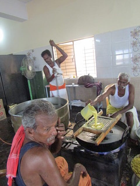 வைகுண்ட ஏகாதசி விழாவையொட்டி லட்டு தயாரிக்கும் பணியில் ஈடுபட்டுள்ள தொழிலாளா்கள்.