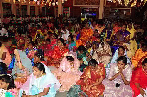 நாமக்கல் கிறிஸ்து அரசா் தேவாலயத்தில் நள்ளிரவு நடைபெற்ற சிறப்பு பிராா்த்தனையில் பங்கேற்ற கிறிஸ்தவா்கள்.