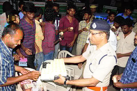நாமக்கல்லில் இளைஞா்களுக்கு கேக் வழங்கி, புத்தாண்டு வாழ்த்துத் தெரிவித்த மாவட்டக் காவல் கண்காணிப்பாளா் அர.அருளரசு.