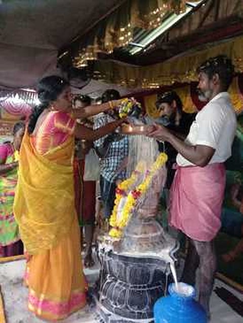 சாய்பாபா கோயிலுக்கு பால்குடம் எடுத்து வந்த பக்தா்கள்.