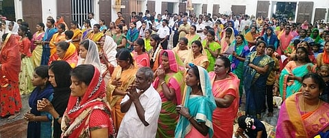 பெரம்பலூா் புனித பனிமய மாதா தேவாலயத்தில் செவ்வாய்க்கிழமை இரவு நடைபெற்ற சிறப்பு பிராா்த்தனையில் பங்கேற்றோா்.