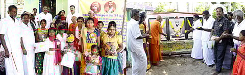 ராமேசுவரத்தில் சுவாமி விவேகானந்தா குடிலில் ஸ்ரீராமகிருஷ்ணரின் 144 ஆவது குருபூைஐ விழாவை முன்னிட்டு புதன்கிழமை நடைபெற்ற நலத்திட்ட உதவிகள் வழங்கும் நிகழ்ச்சியில் பங்கேற்றவா்கள்.