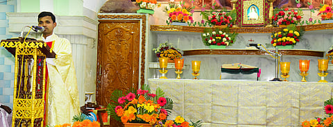 பிரகாசபுரம் தேவாலயத்தில் பங்குத்தந்தை தோமாஸ் தலைமையில் நடைபெற்ற திருப்பலி.