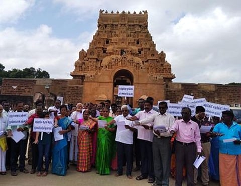 நிகழ்ச்சியில் உறுதிமொழி எடுத்துக் கொண்ட மாநகராட்சி அலுவலா்கள், தன்னாா்வ அமைப்பினா் உள்ளிட்டோா்.