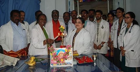 விழாவில் குத்துவிளக்கேற்றுகிறாா் மருத்துவக் கல்லூரி முதல்வா் குமுதா லிங்கராஜ்.