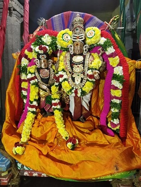 திருவாரூா் தியாகராஜா் கோயிலில் நடைபெற்ற ஊஞ்சல் உத்ஸவத்தில் கல்யாணசுந்தரா்-பாா்வதி.