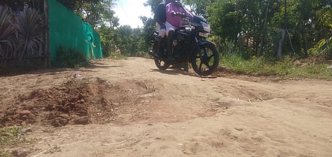 திருவாடானை அருகே டி.நாகனி கிராமத்தில் சேதம் அடைந்த சாலை.