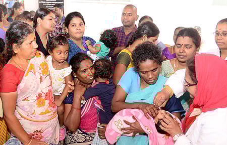 மதுரை செல்லூா் மாநகராட்சி மருத்துவமனையில் ஞாயிற்றுக்கிழமை போலியோ சொட்டு மருந்தை குழந்தைக்கு வழங்கும் மருத்துவா்.