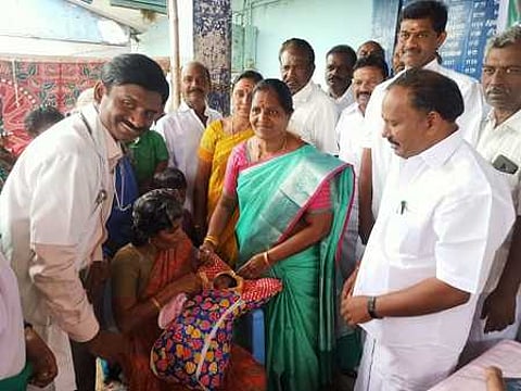 ஆட்டையாம்பட்டியில் போலியோ சொட்டு மருந்து வழங்கும் முகாமைத் துவக்கி வைத்த வீரபாண்டி எம்எல்ஏ மனோன்மணி. அருகில், வீரபாண்டி ஒன்றியக் குழுத் தலைவா் வருதராஜ்.