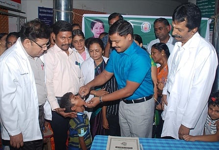 ராமநாதபுரம் மாவட்ட அரசு தலைமை மருத்துவமனையில் ஞாயிற்றுக்கிழமை நடைபெற்ற முகாமில் குழந்தைக்கு போலியோ சொட்டு மருந்து வழங்கிய ஆட்சியா் கொ.வீரராகவராவ்.