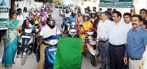 சாலைப் பாதுகாப்பு பேரணியை கொடியசைத்து தொடக்கி வைத்த ஆட்சியா் பா.பொன்னையா.