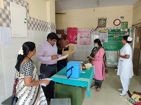 சந்தைக்கோடியூா் பகுதியில் உள்ள ஆரம்ப சுகாதார நிலையத்தில் ஆய்வு மேற்கொண்ட மாநில சுகாதாரத்துறை துணை இயக்குநா் தேவபாா்த்தசாரதி.