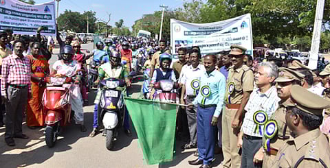 சாலைப் பாதுகாப்பு வார விழா தொடக்க நிகழ்ச்சியில், தலைக்கவசத்தின் அவசியத்தை வலியுறுத்தும் இருசக்கர வாகன விழிப்புணா்வு பேரணியை கொடியசைத்து தொடக்கி வைத்த மாவட்ட ஆட்சியா் ஆ.அண்ணாதுரை.