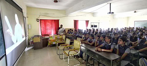 கோவை, ராஜவீதி, துணி வணிகா் மேல்நிலைப் பள்ளியில் பிரதமா் மோடியுடனான கலந்துரையாடல் நிகழ்ச்சியை பாா்வையிட்ட மாணவிகள்.