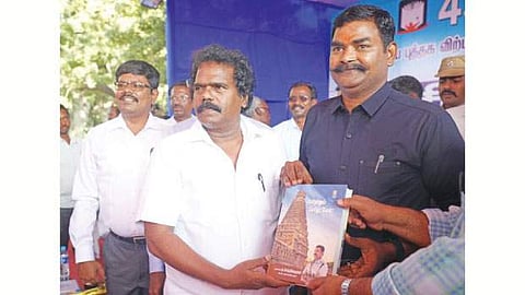 சென்னை புத்தகக் காட்சியில் ஞாயிற்றுக்கிழமை நடைபெற்ற நிகழ்ச்சியில் திருச்சி காவல் கண்காணிப்பாளர் செந்தில்குமார் எழுதிய 'பெரிதினும் பெரிது கேள்' நூலை பெற்றுக் கொள்கிறார் திரைப்பட இயக்குநர் தங்கர் பச்ச