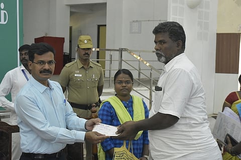 பயனாளிக்கு நிவாரணத் தொகைக்கான காசோலையை வழங்கிய மாவட்ட ஆட்சியா் அ.ஜான் லூயிஸ்.