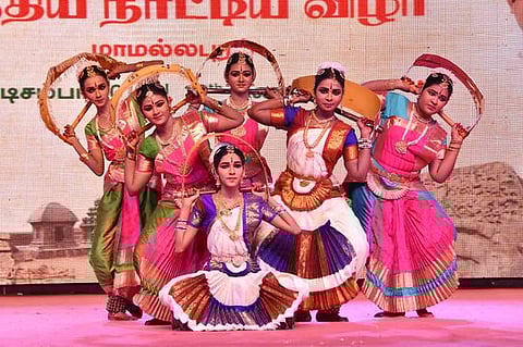 மாமல்லபுரம் பவ்யா பிரகாஷ்பாபுவின் ‘ நடேசா நாட்டியாலயா’ குழுவினா் நடத்திய பரதநாட்டியம்.