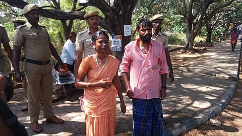 மாவட்ட ஆட்சியரிடம் மனு அளிக்க வந்த தம்பதி மண்ணெண்ணெய் ஊற்றிக்கொண்டதால் பரபரப்பு