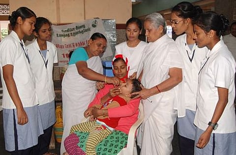 ஈரோடு ரயில் நிலையத்தில் குழந்தைக்கு போலியோ சொட்டு மருந்து வழங்கிய பணியாளா்கள்.