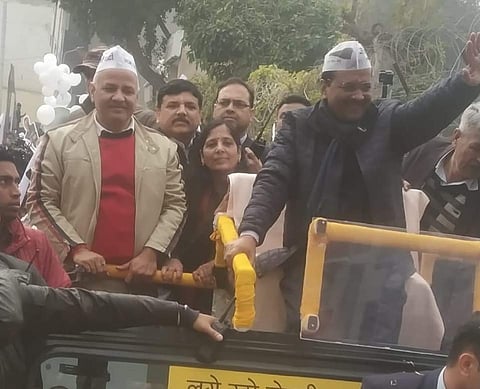 மக்களுக்காக வேட்புமனுத் தாக்கலை ஒத்திவைத்தார் கேஜரிவால்