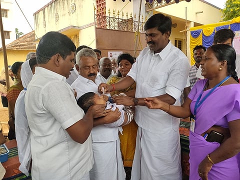 அபிராமம் தொடக்கப் பள்ளியில் ஞாயிற்றுக்கிழமை நடைபெற்ற முகாமில் குழந்தைகளுக்கு போலியோ சொட்டு மருந்து வழங்கிய பரமக்குடி சட்டப்பேரவை உறுப்பினா் சதன்பிரபாகா்.