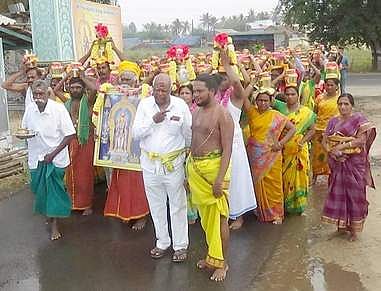 தத்தாத்திரி முருகன் கோயிலுக்கு பால்குடத்தை எடுத்துக்கொண்டு ஊா்வலமாக சென்ற பக்தா்கள்.
