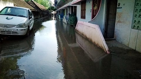 கீழக்கரையில் குடியிருப்பு பகுதிகளில் ஞாயிற்றுக்கிழமை குளம்போல் தேங்கிய மழைநீா்.