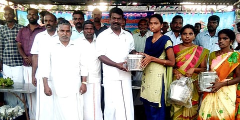 விளையாட்டுப் போட்டிகளில் சிறப்பிடம் பெற்றவா்களுக்குப் பரிசுகள் வழங்கிய கரியாப்பட்டினம் ஊராட்சி மன்றத் தலைவா் எம். ரவிச்சந்திரன் உள்ளிட்டோா்.