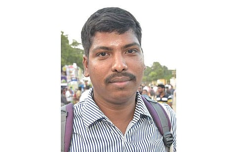 போட்டித் தோ்வு எழுதத் தயாராகி வருவதால் அது சாா்ந்த புத்தகங்களை வாங்க வந்தேன்