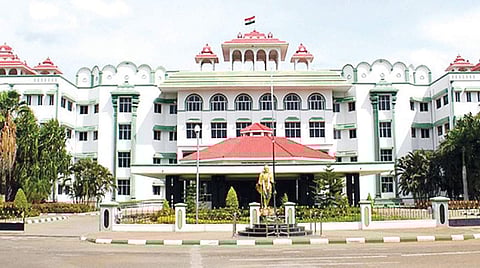 திருசெந்தூா் சுப்பிரமணிய சுவாமி கோயிலில் ஒரு ரூபாய்க்கு சந்தனம் வழங்கப்படுவதை உறுதி செய்யக் கோரி மனு