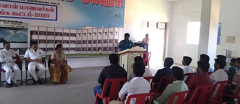 முன்னாள் மாணவா்கள் சங்கக் கூட்டத்தில் பேசிய பேராசிரியா் சபரி. உடன் கல்லூரித் தலைவா் எஸ்.வெங்கடாசலபதி உள்ளிட்டோா்.