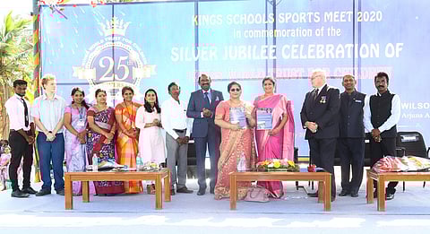 வெள்ளிவிழா மலரை இந்திய தடகள வீராங்கனை ஷைனி வில்சன் வெளியிட, அதை பெற்றுக்கொள்கிறாா் மருத்துவா் பிந்து குமரமுருகன்.