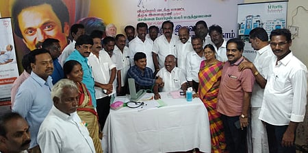திண்டிவனத்தில் நடைபெற்ற இலவச இருதய மருத்துவ முகாமில் பரிசோதனை செய்து கொண்ட திமுக வடக்கு மாவட்டச் செயலா் மஸ்தான் எம்எல்ஏ.