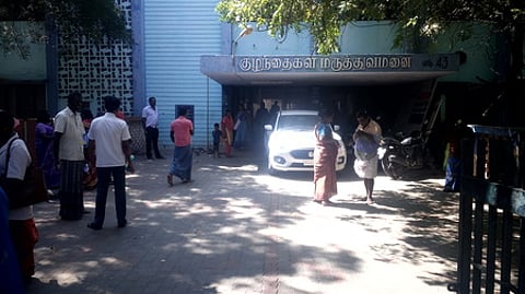 மதுரை அரசு ராஜாஜி மருத்துவமனை வளாகத்தில் வாகனங்களை நிறுத்துவதில் விதியை மீறும் மருத்துவா்களால் நெருக்கடி