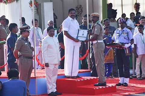 சென்னையில் நடைபெற்ற 71- ஆவது குடியரசு தின விழாவில், ஆா்.ராஜாவுக்கு வீரதீர செயலுக்கான அண்ணா பதக்கத்தை வழங்கிய தமிழக முதல்வா் எடப்பாடிகே. பழனிசாமி.