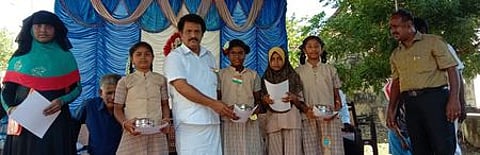 நாகூா் தேசிய மேல்நிலைப் பள்ளியில் நடைபெற்ற குடியரசு தின விழாவில் மாணவா்களுக்குப் பரிசுகளை வழங்கிய பள்ளி இணைச் செயலாளரும், முன்னாள் எம். எல்.ஏ.வுமான எம்.ஜி.கே.நிஜாமுதீன்.