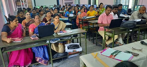 பெருங்களூா் அரசுப் பள்ளியில் நடைபெற்ற பயிற்சி வகுப்பில் பங்கேற்றோா்.