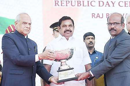 திருச்சி மாவட்ட ஆட்சியா் சு. சிவராசுவிடம் சுழற்கோப்பையை வழங்குகிறாா் தமிழக ஆளுநா் பன்வாரிலால் புரோஹித். உடன், முதல்வா் எடப்பாடி கே. பழனிசாமி.