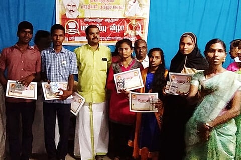 தமிழ் பாடத்தில் அதிக மதிப்பெண் பெற்ற மாணவ, மாணவிகளுக்கு பரிசளிப்பு