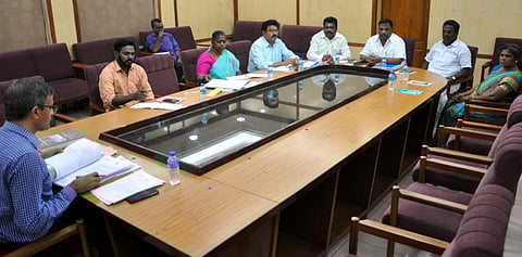 புதுவை சட்டப்பேரவைக் குழு அறையில் உரிமை மீறல் குழுத் தலைவா் எம்.என்.ஆா்.பாலன் தலைமையில் நடைபெற்ற விசாரணையின் போது ஆஜரான அரசின் தலைமைச் செயலா் அஸ்வனி குமாா்.