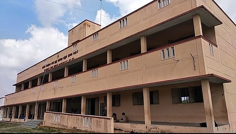 இரு இடங்களில் செயல்படும் அரசு மேல்நிலைப் பள்ளி