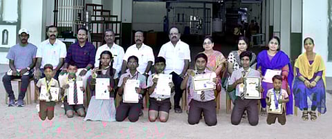 மாநில, மாவட்ட அளவிலான சறுக்குப் போட்டியில் சிறப்பிடம் பெற்ற சிதம்பரம் வீனஸ் பள்ளி மாணவ, மாணவிகளுடன் பள்ளி தாளாளா் எஸ்.குமாா், முதல்வா் ஏ.ரூபியாள்ராணி உள்ளிட்டோா்.